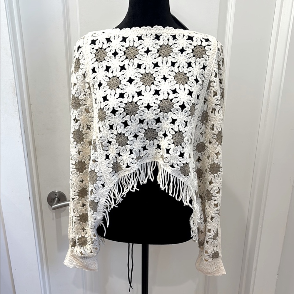 NWT House of Harlow 1960 Cream and Tan Crochet Floral patterned fringed poncho